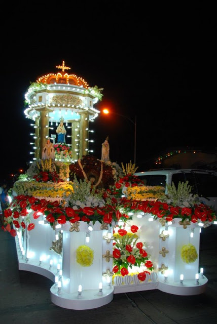 Alitagtag Santacruzan by backpack boy